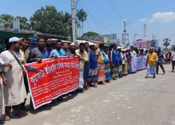 কুয়াকাটায় বহিরাগত ইজিবাইক ও অটোভ্যান রুখতে মানববন্ধন