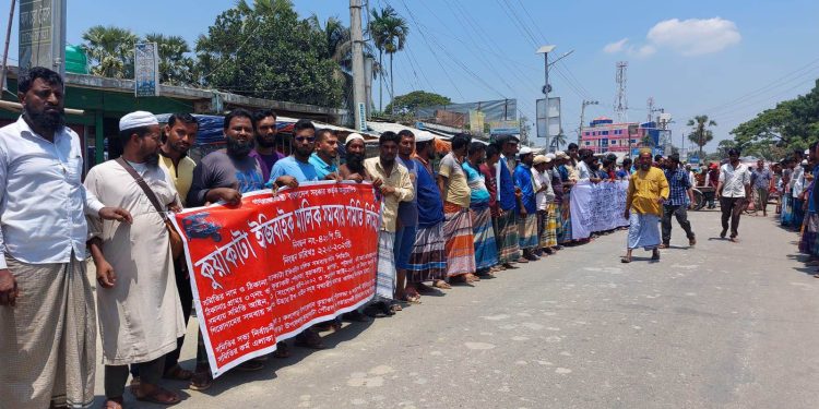 কুয়াকাটায় বহিরাগত ইজিবাইক ও অটোভ্যান রুখতে মানববন্ধন