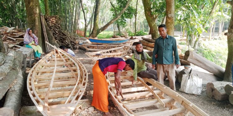 বগুড়ার সারিয়াকান্দিতে চলছে নৌকা তৈরী ও মেরামতের ধুম