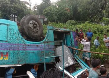 তেতুলিয়া -পঞ্চগড় মহাসড়কে যাত্রীবাহী বাস নিয়ন্ত্রণ হারিয়ে খাদে পড়ে আহত ১২ জন