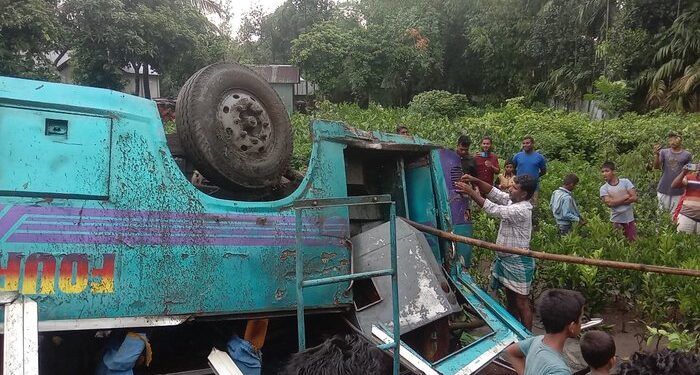 তেতুলিয়া -পঞ্চগড় মহাসড়কে যাত্রীবাহী বাস নিয়ন্ত্রণ হারিয়ে খাদে পড়ে আহত ১২ জন