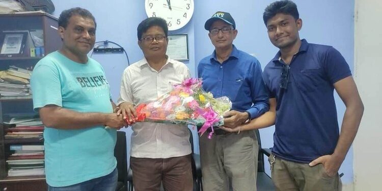 কাপ্তাই প্রেস ক্লাবে স্বঘোষিত সভাপতি-সম্পাদক দাবি করে উল্টো ফুলেল শুভেচ্ছা জানাতে গেলে বিপাকে পড়েন কর্মকর্তারা