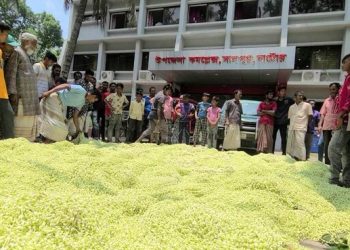 লালপুরে পুকুর খননের বিরুদ্ধে মানববন্ধন ও বিক্ষোভ