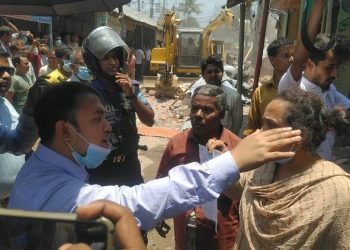 গাইবান্ধা জেলা প্রশাসনের উদ্যোগে পলাশবাড়ীতে অবৈধ স্থাপনা উচ্ছেদ অভিযান