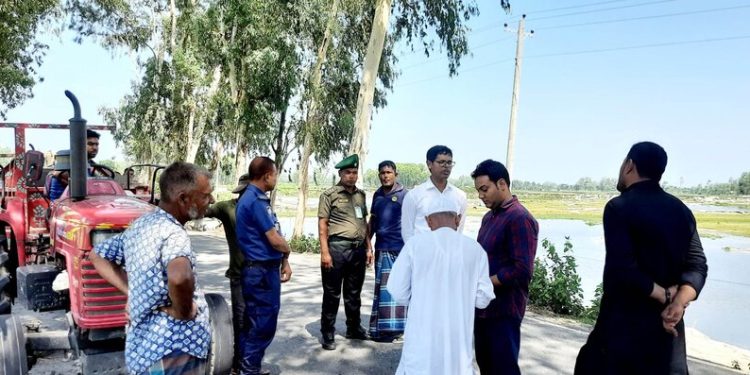 সেতু সংলগ্ন স্থানে বালু ও মাটি কেটে পাথর-বালু উত্তোলণের দায়ে তিন ব্যক্তির কারাদন্ড