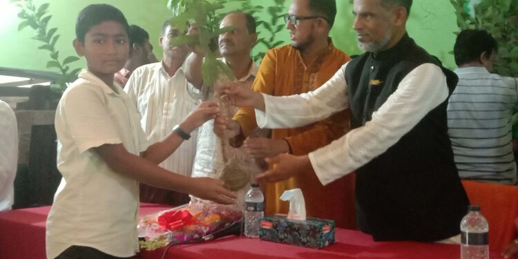 পটুয়াখালী-৩ আসনের মনোনয় প্রত্যাশী’র ২৫হাজার ফলজ বৃক্ষ বিতরন