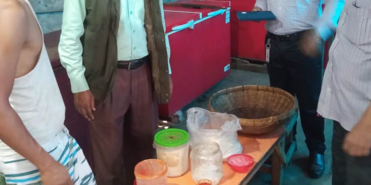 পঞ্চগড়ের বোদা উপজেলায় দুইটি আইসক্রিম কারখানাকে ৮ হাজার টাকা জরিমানা করেছে ভোক্তা