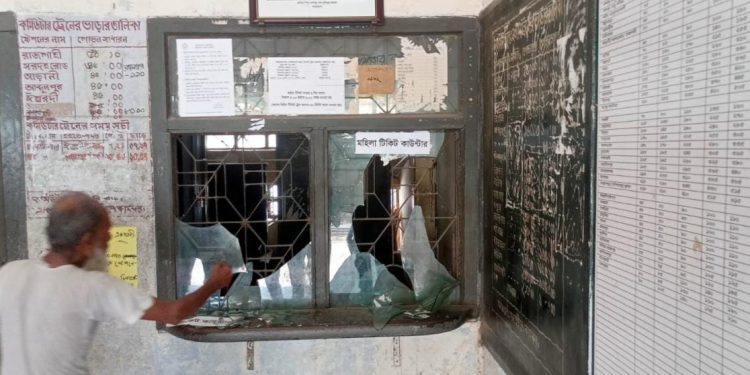 আজিমনগর রেলস্টেশন অবরোধ ও ভাঙচুরের ঘটনায় ২০০ জনের নামে মামলা, আটক ৪