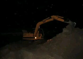 লালপুরে পুলিশ- প্রশাসনের সহযোগিতায় পুকুর খনন করছেন মাটি খেকোরা