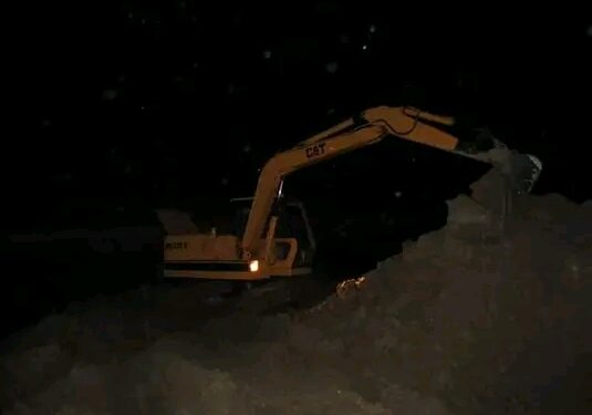 লালপুরে পুলিশ- প্রশাসনের সহযোগিতায় পুকুর খনন করছেন মাটি খেকোরা