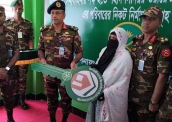 বান্দরবানে সন্ত্রাসীদের গুলিতে নিহত সিনিয়র ওয়ারেন্ট অফিসারের পরিবারের কাছে সেনাবাহিনী কর্তৃক ঘর হস্তান্তর