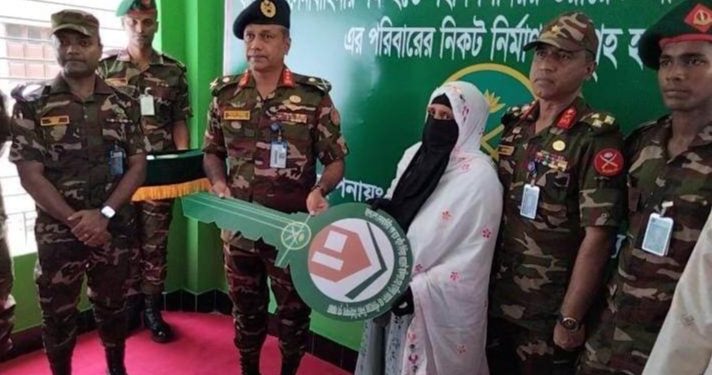 বান্দরবানে সন্ত্রাসীদের গুলিতে নিহত সিনিয়র ওয়ারেন্ট অফিসারের পরিবারের কাছে সেনাবাহিনী কর্তৃক ঘর হস্তান্তর