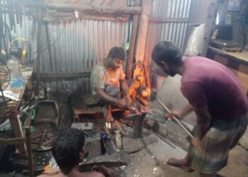 টুংটাং শব্দে মুখরিত বাঁশখালীর কামার পল্লী 