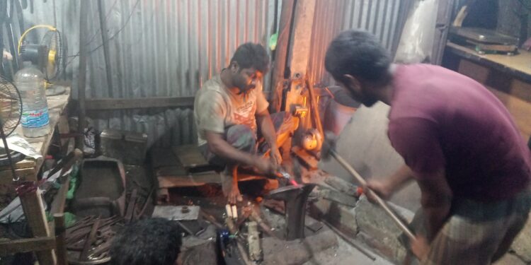 টুংটাং শব্দে মুখরিত বাঁশখালীর কামার পল্লী 