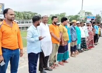 পটুয়াখালীতে সাংবাদিকের বিরুদ্ধে মিথ্যা মামলা দায়েরের প্রতিবাদে মানববন্ধন অনুষ্ঠিত হয়েছে