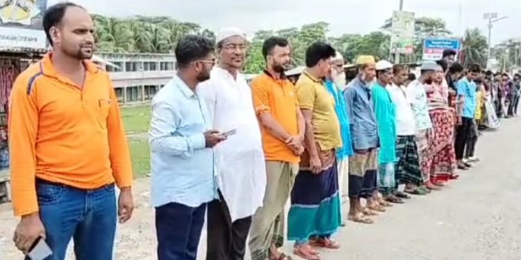 পটুয়াখালীতে সাংবাদিকের বিরুদ্ধে মিথ্যা মামলা দায়েরের প্রতিবাদে মানববন্ধন অনুষ্ঠিত হয়েছে