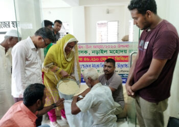 আসন্ন পবিত্র ঈদ-ঊল-আযহা  উপলক্ষে  নড়াইলে ভিজিএফ কার্ড ধারীর মাঝে বিনামূল্যে চাউল বিতরন