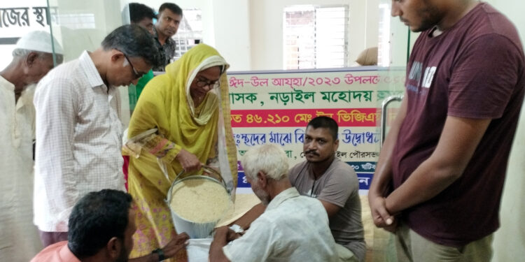 আসন্ন পবিত্র ঈদ-ঊল-আযহা উপলক্ষে নড়াইলে ভিজিএফ কার্ড ধারীর মাঝে বিনামূল্যে চাউল বিতরন