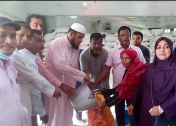 পুকুরিয়ায় প্রধানমন্ত্রীর ঈদ উপহার হিসেবে চাল বিতরণ