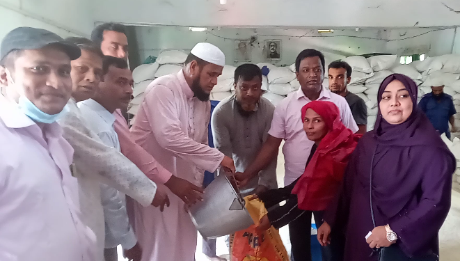 পুকুরিয়ায় প্রধানমন্ত্রীর ঈদ উপহার হিসেবে চাল বিতরণ