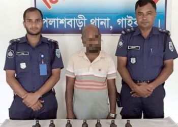 পলাশবাড়ীতে ৩৫ বোতল ফেন্সিডিলসহ গ্রেফতার-১