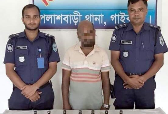 পলাশবাড়ীতে ৩৫ বোতল ফেন্সিডিলসহ গ্রেফতার-১