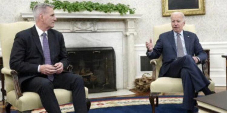 মার্কিন ঋণসীমা বাড়াতে একমত বাইডেন-ম্যাককার্থি