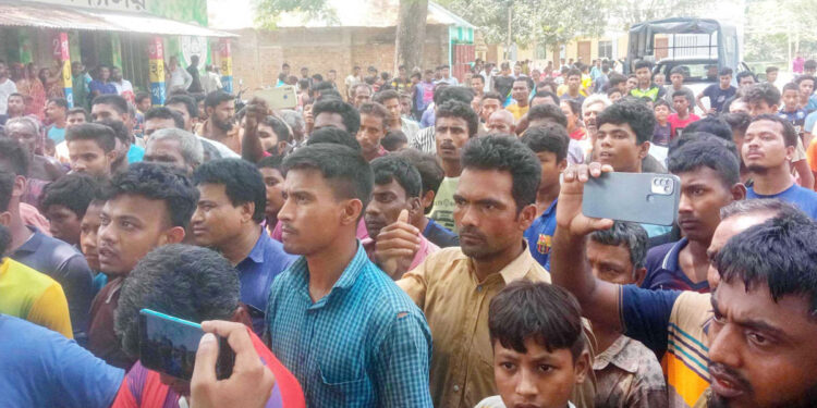 ছাত্রীকে প্রধান শিক্ষকের আপত্তিকর প্রস্তাব, বিদ্যালয়ে তালা ঘটনাটি জানাজানি হওয়ায় ফুঁসে উঠেছে এলাকাবাসী