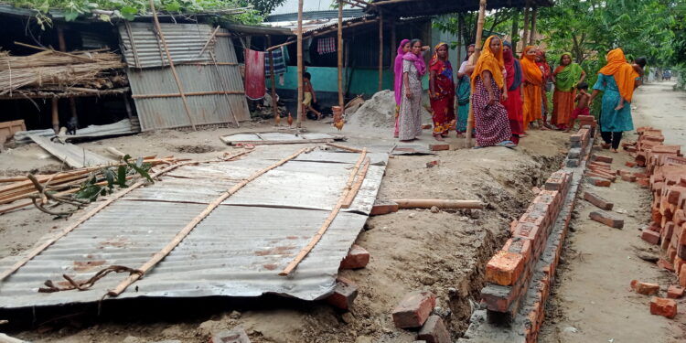 সারিয়াকান্দিতে পুলিশ সদস্যর স্ত্রী কর্তৃক বিধবার বাড়ীতে হামলা ও ভাঙচুর