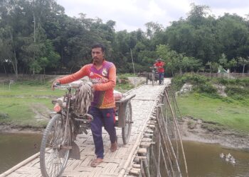 ১২ গ্রামের মানুষের একমাত্র ভরসা বাঁশের সাঁকো,জীবনের ঝুঁকি নিয়ে পারাপার