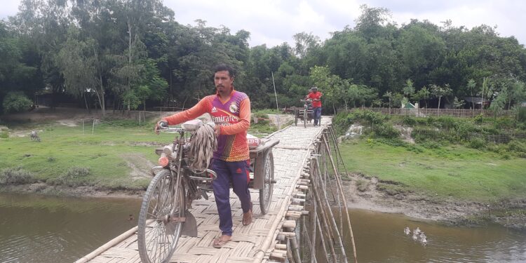 ১২ গ্রামের মানুষের একমাত্র ভরসা বাঁশের সাঁকো,জীবনের ঝুঁকি নিয়ে পারাপার