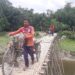 ১২ গ্রামের মানুষের একমাত্র ভরসা বাঁশের সাঁকো,জীবনের ঝুঁকি নিয়ে পারাপার