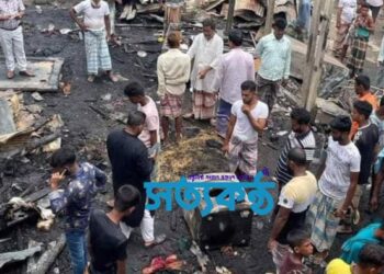 বাঁশখালীর খানখানাবাদে আগুনে ৮ বসতঘর পুড়ে ছাই