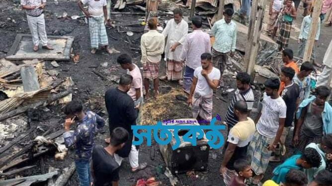 বাঁশখালীর খানখানাবাদে আগুনে ৮ বসতঘর পুড়ে ছাই