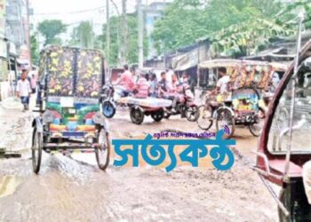 রংপুর নগরীর বাংলাদেশ ব্যাংক মোড় থেকে বুড়িরহাট প্রযর্ন্ত রাস্তার বেহাল অবস্থা
