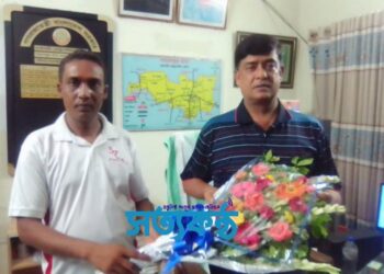 শাহ মখদুম থানার নতুন ওসিকে ফুল দিয়ে শুভেচ্ছা ও অভিনন্দন