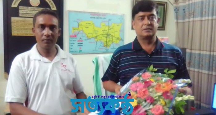 শাহ মখদুম থানার নতুন ওসিকে ফুল দিয়ে শুভেচ্ছা ও অভিনন্দন