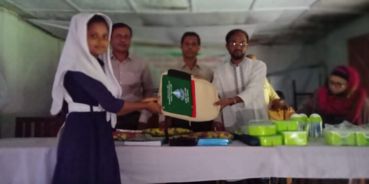সাধনপুর বালিকা উচ্চ বিদ্যালয়ে শিক্ষা উপকরণ বিতরণ
