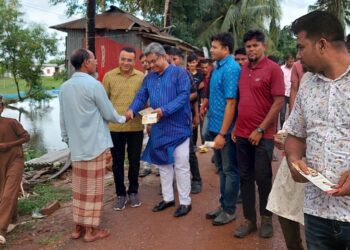 পটুয়াখালীতে কেন্দ্রীয় যুবলীগ নেতার সরকারের উন্নয়ন কার্যক্রম তুলে ধরে  লিফলেট বিতরণ