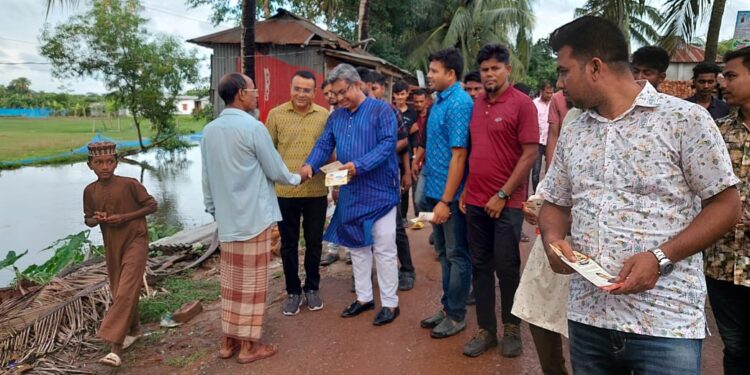 পটুয়াখালীতে কেন্দ্রীয় যুবলীগ নেতার সরকারের উন্নয়ন কার্যক্রম তুলে ধরে  লিফলেট বিতরণ