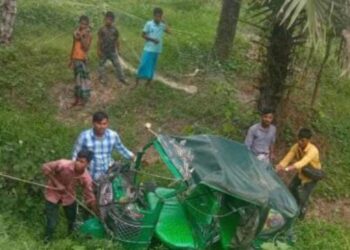 বাঁশখালীতে ডাম্পারের ধাক্কায় যাত্রীবাহী সিএনজি সড়ক থেকে খাদে,আহত ৫