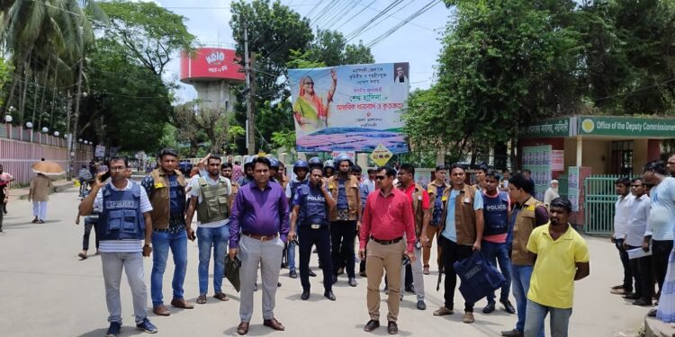 নরসিংদীতে ছাত্রদলের দুই নেতা হত্যা মামলার আসামী খোকনকে আদালতে হাজিরা দিতে আটকাতে সড়ক অবরোধ করে মাইক্রোবাসসহ আইনজীবীদের তিনটি গাড়ি ভাঙচুর