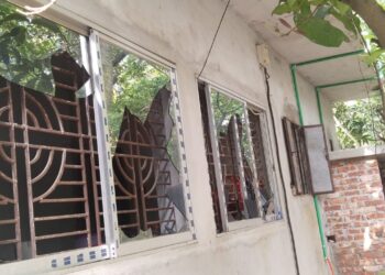 কোর্টে মামলা থাকার পরও নরসিংদীতে সন্ত্রাসী কর্তৃক বাড়ী ঘড় ভাংচুর