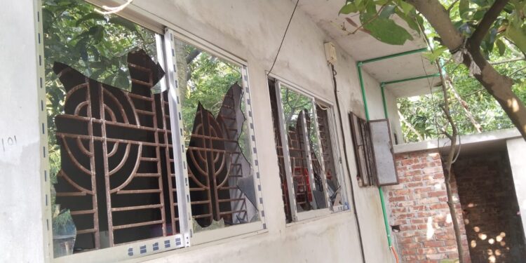 কোর্টে মামলা থাকার পরও নরসিংদীতে সন্ত্রাসী কর্তৃক বাড়ী ঘড় ভাংচুর