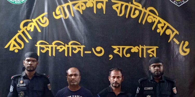 নড়াইলের লোহাগড়ায় বাবলু শেখ হত্যা মামলায় দুই চাচাতো ভাই র্যাবের হাতে গ্রেফতার