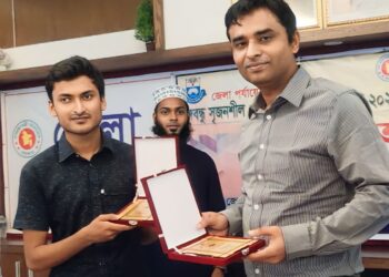 কলেজ ছাত্র সায়িমকে জয়পুরহাট জেলা প্রশাসক কর্তৃক পুরুস্কৃত