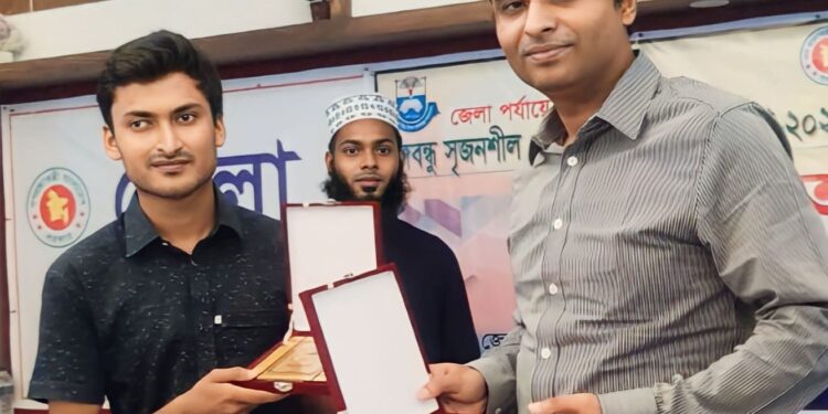 কলেজ ছাত্র সায়িমকে জয়পুরহাট জেলা প্রশাসক কর্তৃক পুরুস্কৃত