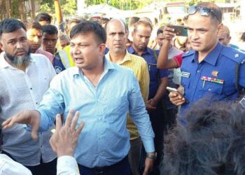 মহিপুর তিস্তা সেতু দিয়ে ট্রাক চলাচল বন্ধের প্রতিবাদে সড়ক অবরোধ