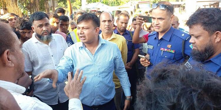 মহিপুর তিস্তা সেতু দিয়ে ট্রাক চলাচল বন্ধের প্রতিবাদে সড়ক অবরোধ