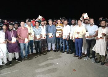 কুয়াকাটায় সরকারের উন্নয়ন কার্যক্রম তুলে ধরে  কেন্দ্রীয় যুবলীগ নেতা সোহাগের লিফলেট বিতরণ